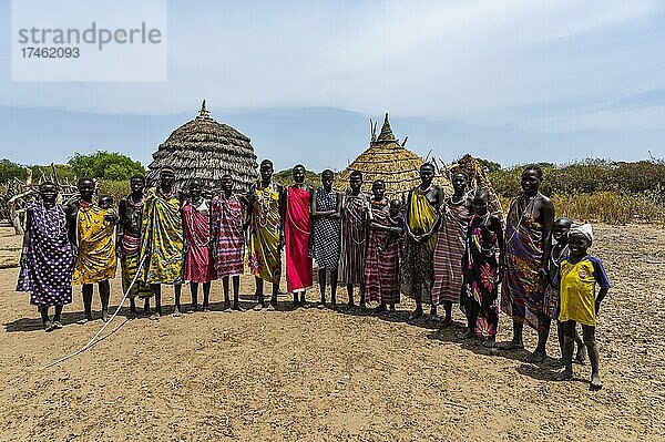 Mädchentreffen des Toposa-Stammes  Ost-Äquatoria  Südsudan  Afrika