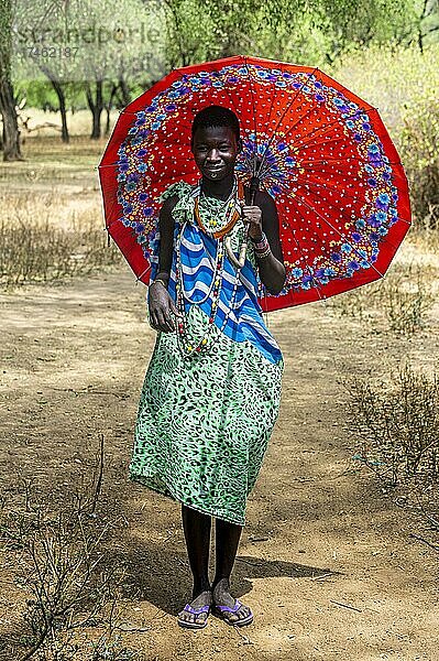 Mädchen trägt einen Regenschirm  Stamm der Toposa  Ost-Äquatoria  Südsudan  Afrika