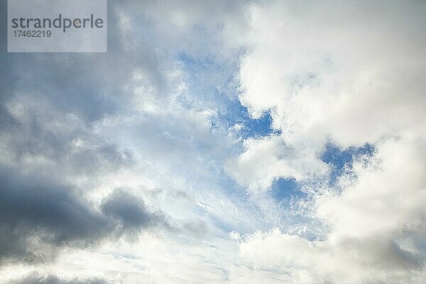 Stratocumulus Wolken und blaue Himmelsfenster bilden bei Föhnsturm spektakuläres Wolkengebilde am Himmel