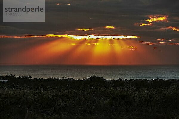 Dramatischer Sonnenuntergang hinter Wolken mit Sonnenstrahlen  In Chebel Beau Bassin  Mauritius  Afrika