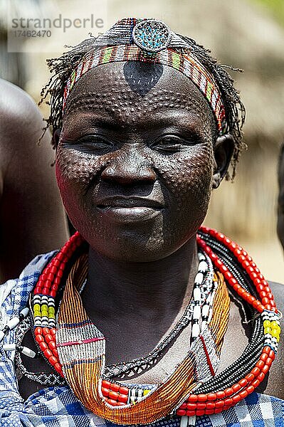 Frau mit Schönheitsnarben vom Stamm der Toposa  Ost-Äquatoria  Südsudan  Afrika
