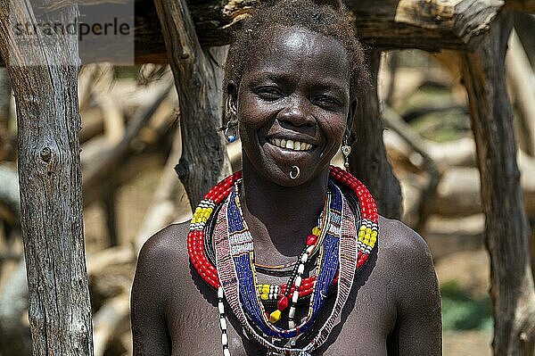 Freundliches traditionell gekleidetes Mädchen vom Stamm der Toposa  Ost-Äquatoria  Südsudan  Afrika