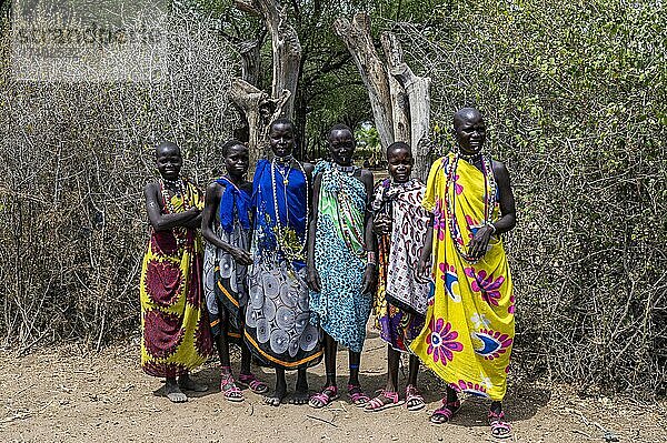 Traditionell gekleidete Mädchen vom Stamm der Toposa  Eastern Equatoria  Südsudan  Afrika
