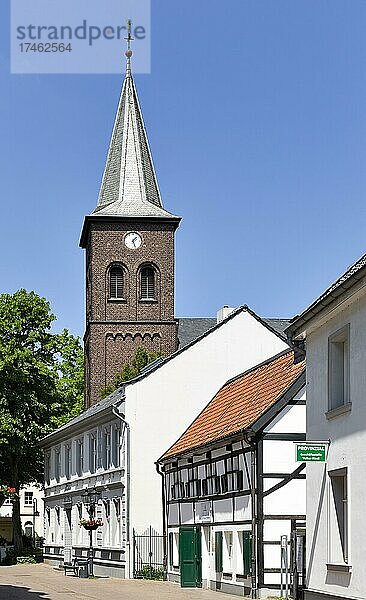 Evangelische Stadtkirche mit Pfarrhaus  Ratingen  Rheinland  Nordrhein-Westfalen  Deutschland  Europa