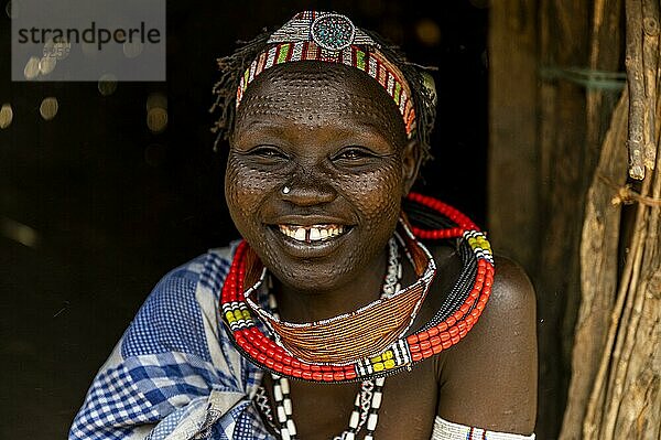 Frau mit Schönheitsnarben vom Stamm der Toposa  Ost-Äquatoria  Südsudan  Afrika