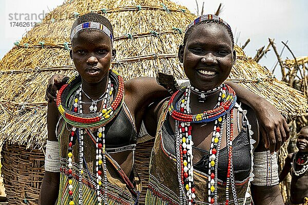 Traditionell gekleidete Mädchen vom Stamm der Toposa  Eastern Equatoria  Südsudan  Afrika