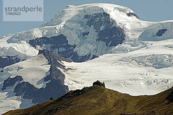 Schneebedeckte Berge und Gletscher  Hvannadalshnúkur  Skaftafell  Nationalpark  Island  Europa