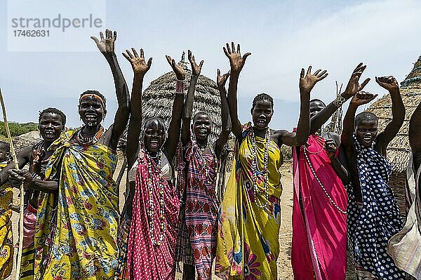 Mädchentreffen des Toposa-Stammes  Ost-Äquatoria  Südsudan  Afrika