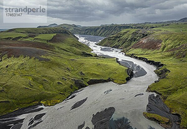 Fluss mit aufgefächerten Flussarmen durch schwarzen Lavasand  mit Moos bewachsene Hügellandschaft  isländisches Hochland  Panorama  Luftaufnahme  Fluss Affrétisá  Þakgil  Island  Europa