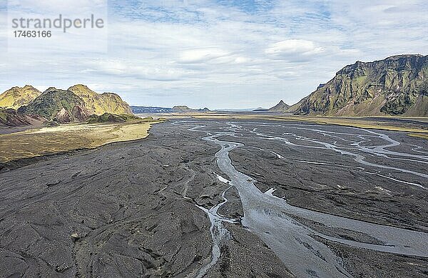 Fluss mit aufgefächerten Flussarmen durch schwarzen Lavasand  Berge Skálarfjall und Remundargilshöfud  isländisches Hochland  Luftaufnahme  Fluss Múlakvísl  Þakgil  Island  Europa