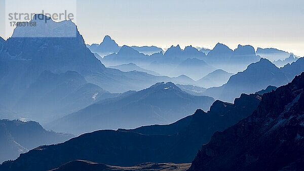 Aussicht vom Saß Pordoi  2925 m  Schichten von Bergen  Dolomiten  Südtirol  Italien  Europa