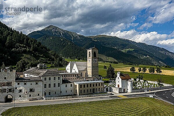 Luftaufnahme des Benediktinerklosters St. Johann in Mustair in den Schweizer Alpen  Unesco-Welterbe  Schweiz  Europa