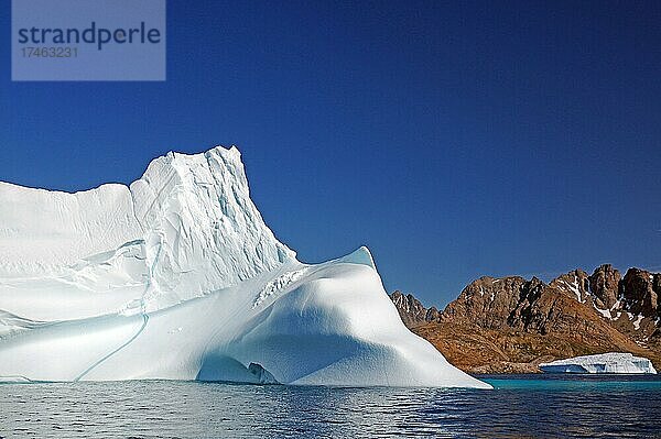 Flanke eines Eisberge und karge Berge  Blautöne  Tasilaq  Ostgrönland  Nordamerika  Arktis  Grönland  Dänemark  Nordamerika