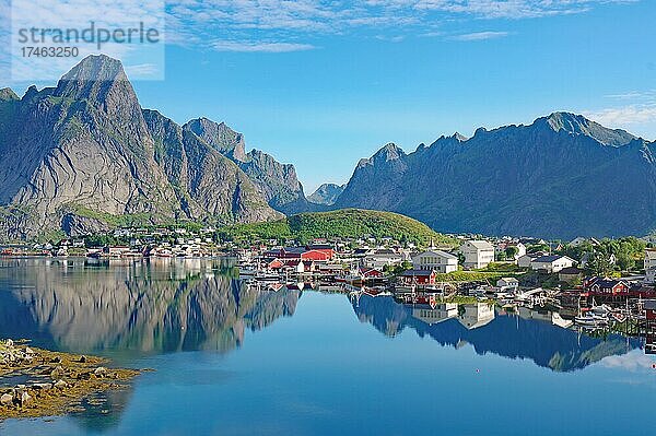 Häuser und Berge spiegeln sich perfekt in einem Fjord  Reinefjorden  Moskenes  Nordland  Lofoten  Norwegen  Europa