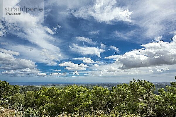 Himmel mit Wolken  Aussicht vom Monte del Toro  357 m  Es Mercadal  Menorca  Balearen  Spanien  Europa