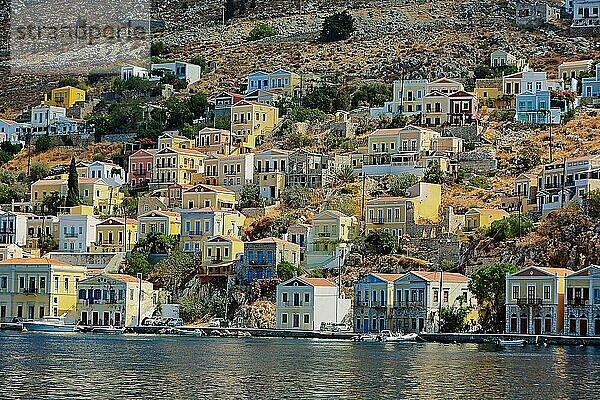 Blick auf den Hang von Symi  Insel Symi  Griechenland  Europa