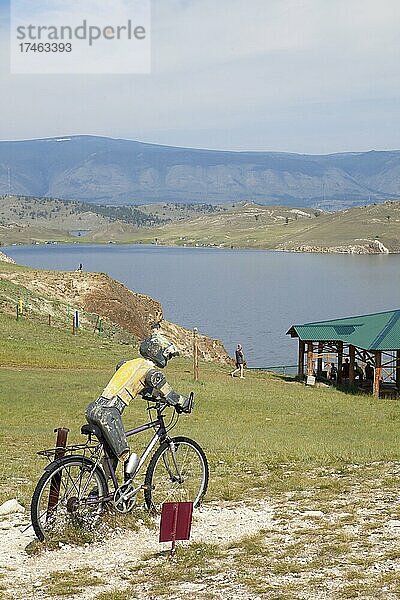 Mountainbiker Skulptur vor der Bazarnaja Bucht  Sahjurta  Pribaikalsky Nationalpark  Provinz Irkutsk  Sibirien  Russland  Europa
