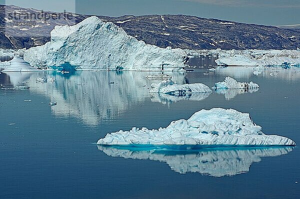 Eisberge spiegeln sich perfekt in einem Fjord  Stille  Ruhe  Eisfjord  Tasilaq  Arktis  Nordamerika  Grönland  Dänemark  Nordamerika