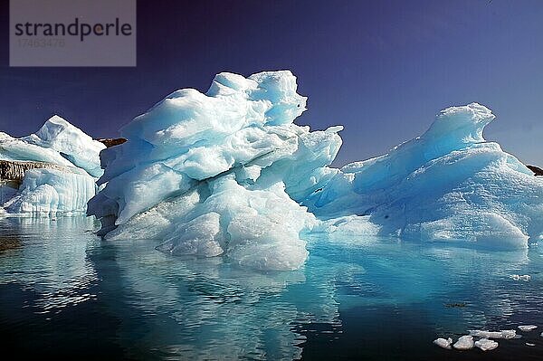 Blaues Eis spiegelt sich im Wasser eines Fjordes  Ostgrönland  Nordamerika  Grönland  Dänemark  Nordamerika