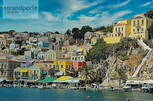 Blick auf die bunten Häusser von Symi  Insel Symi  Griechenland  Europa