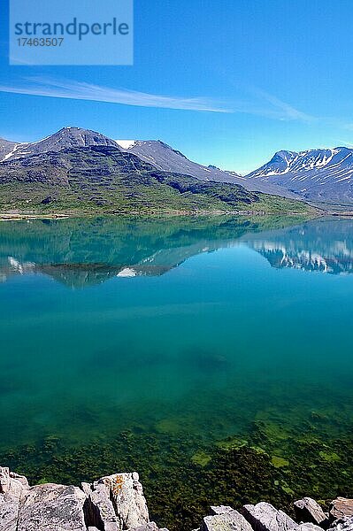 Berge spiegeln sich in einem Fjord  karge Berglandschaft  Igaliku  Nordamerika  Grönland  Dänemark  Nordamerika