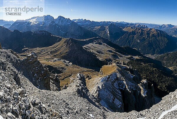 Aussicht vom Saß Pordoi  2925 m  auf Marmolata  Marmolada  3343 m  Sella-Gruppe  Dolomiten  Italien  Europa