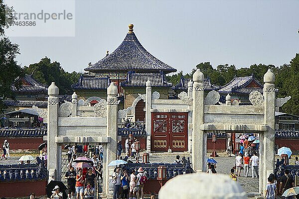 Halle des Himmelsgewölbes am Himmelsaltar mit Touristen  Peking  China  Asien