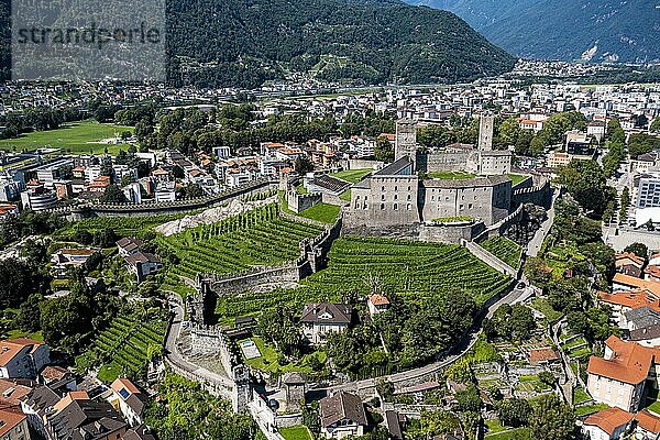 Luftaufnahme der Castlegrande  Unesco-Stätte drei Schlösser von Bellinzona  Tessin  Schweiz  Europa
