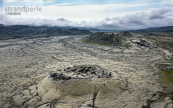 Mehrere Vulkankrater  mit Moos bewachsene Landschaft  isländisches Hochland  Luftaufnahme  Reykjanes Halbinsel  Island  Europa