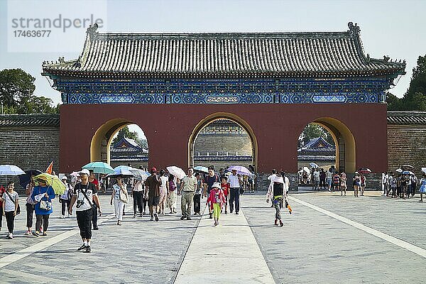 Danbi-Brücke am Himmelsaltar mit Touristen  Peking  China  Asien