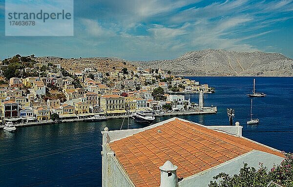 Blick auf die Bucht von Symi  Insel Symi  Griechenland  Europa