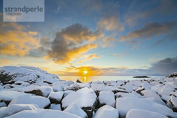 Sonnenaufgang auf den schneebedeckten Felsen  Hamnøy  Lofoten  Norwegen  Europa