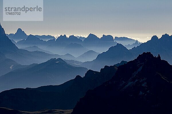 Aussicht vom Saß Pordoi  2925 m  Schichten von Bergen  Dolomiten  Südtirol  Italien  Europa