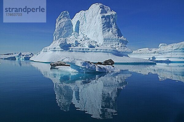 Riesiger Eisberg spiegelt sich in einem Fjord  Stille  Ruhe  Eisfjord  Ostgrönland  Nordamerika  Tasilaq  Grönland  Dänemark  Nordamerika