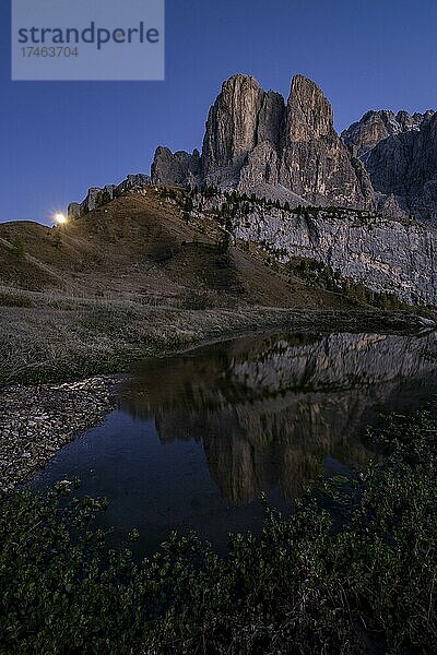 Spiegelung in einem See  Abendstimmung am Grödner Joch oder Passo Gardena  2121m  im Tal Corvara  Gröden  Dolomiten  Südtirol  Italien  Europa