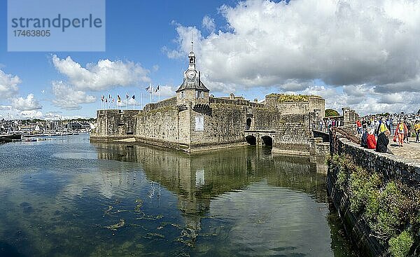 Die Insel Ville Close  Altstadt von Concarneau mit der Stadtmauer und Touristen  teilweise mit Masken  Département Finistère  Bretagne  Frankreich  Europa