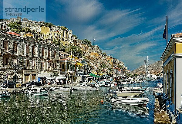 Blick auf den Hafen von Symi  Insel Symi  Griechenland  Europa