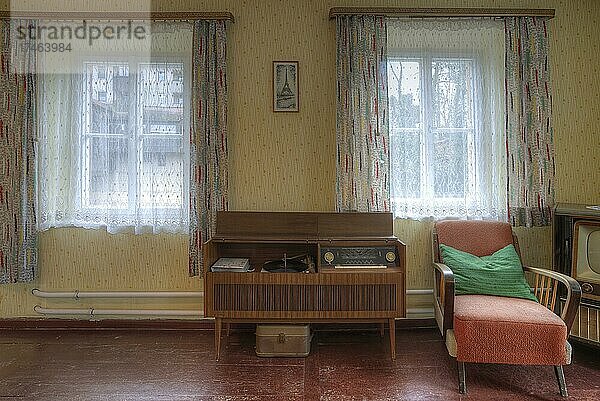 Wohnzimmer mit Musiktruhe mit Radio und Plattenspieler der 1950er Jahre  Industriemuseum  Lauf an der Pegnitz  Mittelfranken  Bayern  Deutschland  Europa