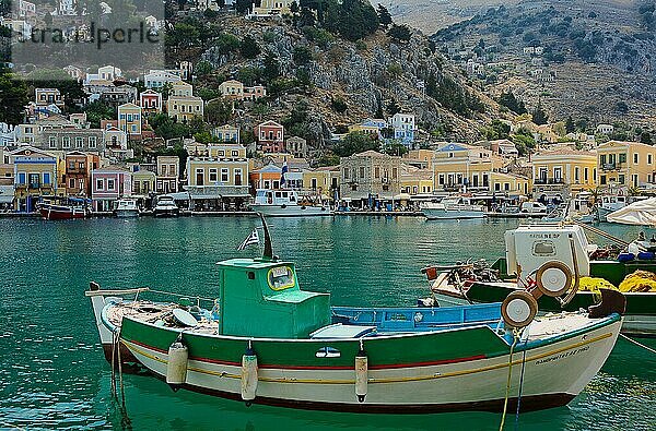 Grünes-weißes Fischerboot  im Hintergrund die Häuser von Symi  Insel Symi  Griechenland  Europa