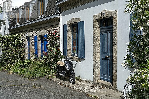 Blick in eine Gasse mit alten Häusern und einem Roller  Moped vor dem Hauseingang in Ville Close  historische Altstadt von Concarneau  Département Finistère  Bretagne  Frankreich  Europa