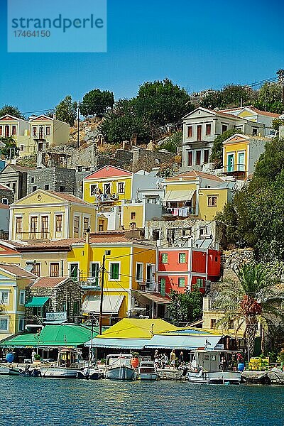 Blick auf die bunten Häusser von Symi  Insel Symi  Griechenland  Europa