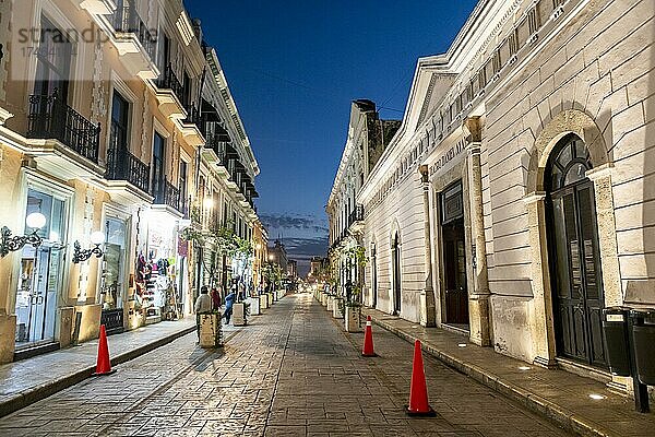 Historisches Zentrum bei Nacht  Merida  Yucatan  Mexiko  Mittelamerika