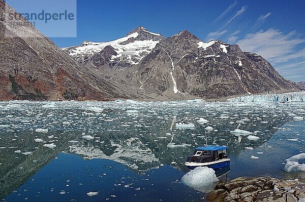 Kleines Boot in einem Fjord mit Eis und Eisbergen  Gletscher  Arktis  Knud Rasmussen Fjord  Ostgrönland  Grönland  dänemark  Nordamerika