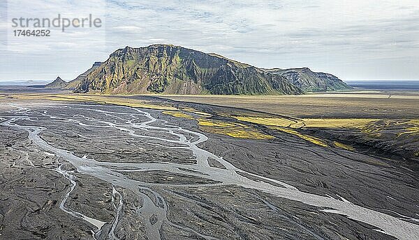 Fluss mit aufgefächerten Flussarmen durch schwarzen Lavasand  Berge Skálarfjall  isländisches Hochland  Panorama  Luftaufnahme  Fluss Múlakvísl  Þakgil  Island  Europa