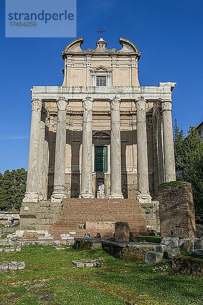 Historische Fassade von Tempel von Pius und Faustina mit Treppenaufgang und antike Säulen  heute auch Kirche San Lorenzo in Miranda  Forum Romanum  Rom  Latium  Italien  Europa