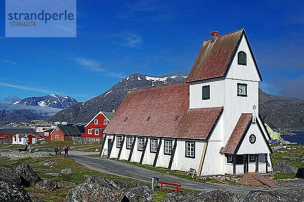 Alte Kirche aus Holz  schneebeckte Berge und Fjord  Nanotalik  Südgrönland  Nordamerika  Grönland  Dänemark  Nordamerika