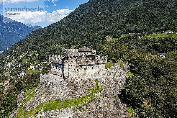 Luftaufnahme des Schlosses Sasso Corbaro  Unesco-Stätte Drei Schlösser von Bellinzona  Tessin  Schweiz  Europa