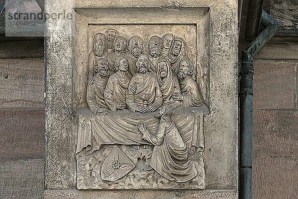 Jesus mit den zwölf Jüngern  eín Relief an der gotischen Kirche St. Sebald  Nürnberg  Mittelfranken  Bayern  Deutschland  Europa