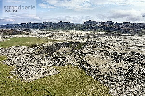 Vulkankrater  mit Moos bewachsene Landschaft  isländisches Hochland  Luftaufnahme  Reykjanes Halbinsel  Island  Europa