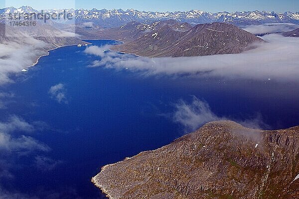 Schroffe  karge Berge  Wolken und Fjord von oben  Luftaufnahme  Nanortalik  Grönland  Dänemark  Nordamerika